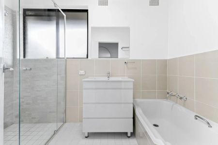 Large Well Kept Apartment, Steps from the Bay Run - Photo 4