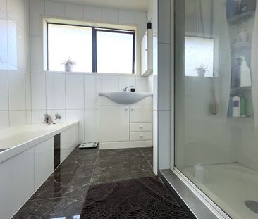 4 Bedrooms Family Home in Bucklands Beach - Photo 2