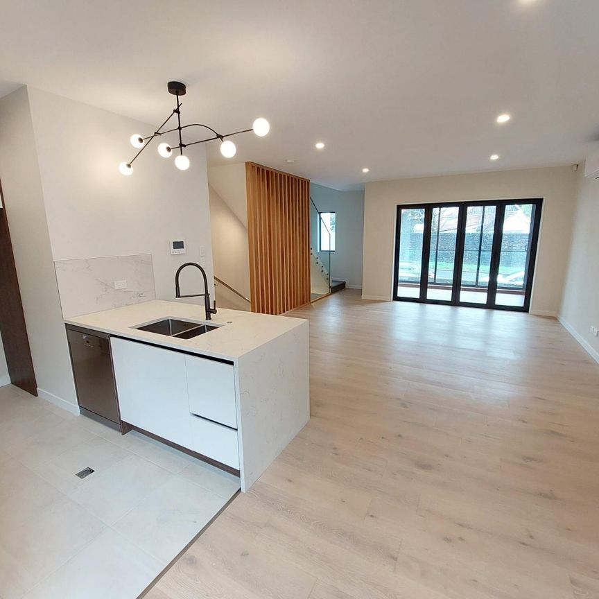 Exceptional 3-Level 4-Bedroom townhouse in Double Grammar Zone! - Photo 1