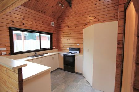 Sunny Two-Bedroom Home with Garage – Available 1 December - Photo 4