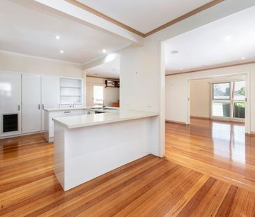 Elegant Family Living in a Prime Blackburn Location - Photo 5