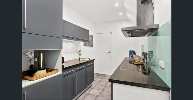 A sophisticated & charming terrace with rear lane access + parking | Prime city fringe location - Photo 1