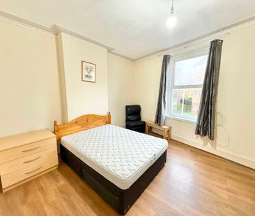 Room 2, Somers Road, Southsea, Portsmouth PO5 - Photo 3