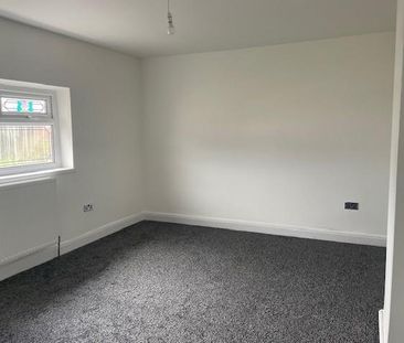 4 bedroom semi-detached house to rent - Photo 3