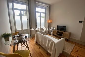 Apartamento T0+1 para arrendamento na Rua Santa Catarina, Porto