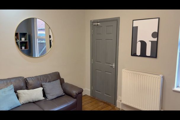 5 Bed Semi-Detached House, Rolleston Drive, NG7 - Photo 1