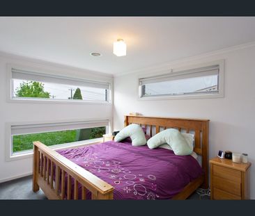 GREAT FAMILY HOME WITH DUCTED HEATING AND COOLING - Photo 5