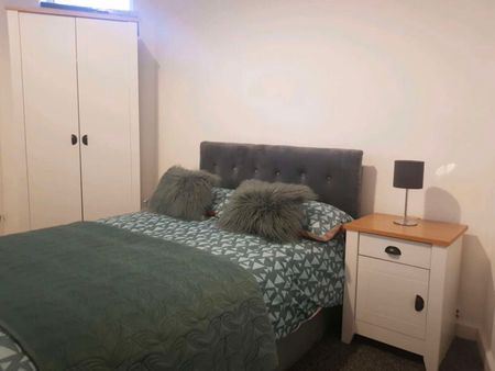 Modern 6 Bed House Share on the outskirts of the town centre Room 5 - Photo 2