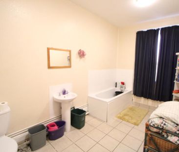 1 bedroom in a flat share to rent - Photo 4