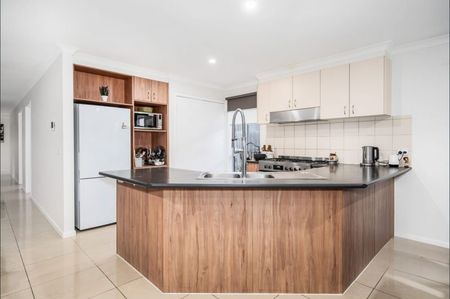 18 Southbank Walk Taylors Hill VIC - Photo 4