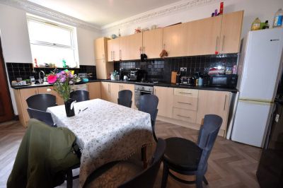 7 bedroom House in Richmond Avenue, Leeds - Photo 5