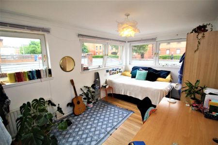 4 bedroom flat to rent - Photo 2