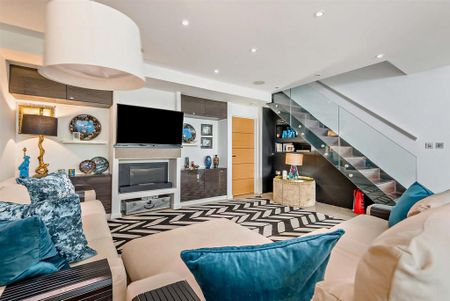 5 bedroom detached house to rent - Photo 2