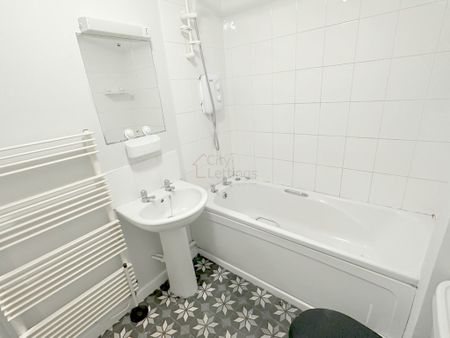 3 Bedroom Apartment - Photo 3
