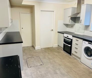 Central spacious 3 bed family home to let in Wellington - Photo 3