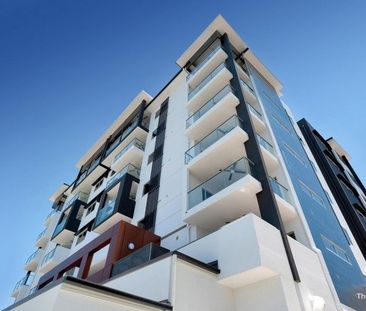 Stylish One-Bedroom Apartment with Superb Views & Unbeatable Location - Photo 5