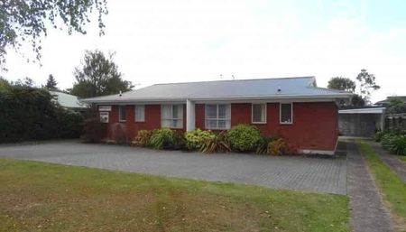 Cozy & Convenient Living in Fenton Park – Fully Fenced 2-Bedroom Home! - Photo 4