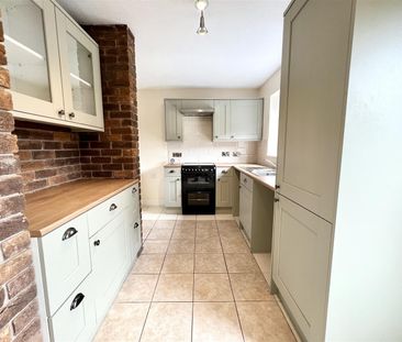 Lark Rise, Uttoxeter, Staffordshire ST14 8SZ - Photo 1