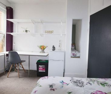 1 bedroom in a house share to rent - Photo 2