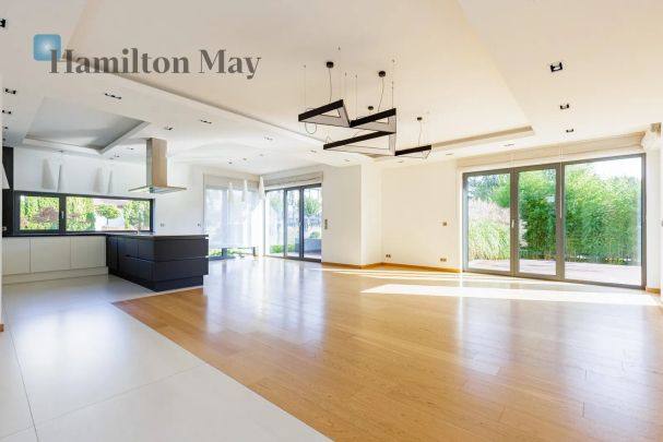 Przestronny, elegancki dom w zabudowie bliźniaczej w prestiżowej części Wilanowa - Photo 1