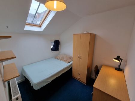 5 Bed Student Accommodation - Photo 4