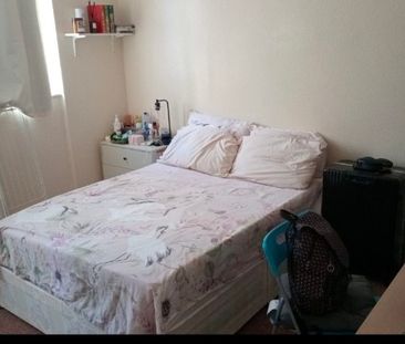 Wide and airy double room in NW4 4LR 16 Hendale Avenue - Photo 4