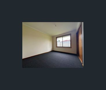 Perfect location and 3 bedroom unit. - Photo 2