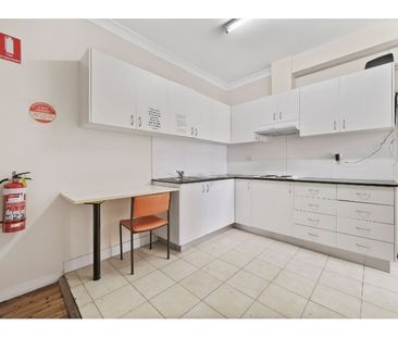 Affordable Room in Conveniently Located Guest House - Photo 3