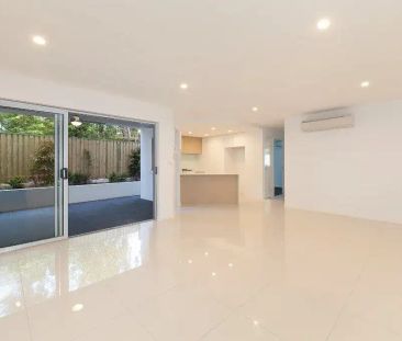 “Modern, comfortable, and conveniently located, this spacious apart... - Photo 3