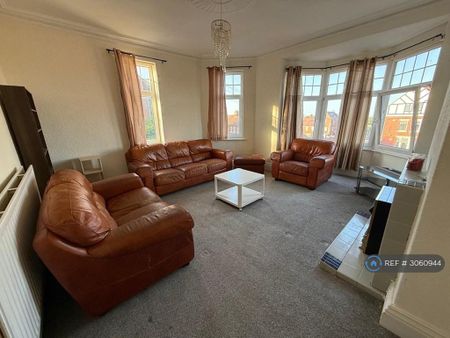 4 bedroom flat to rent - Photo 3