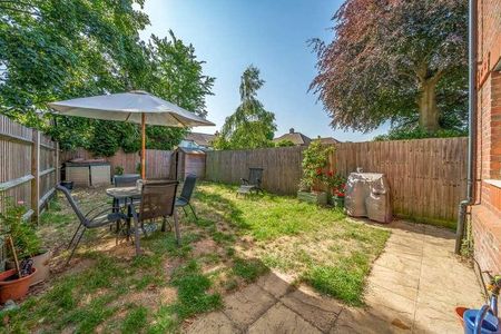 Marsh Close, Addlestone, Surrey, KT15 - Photo 5