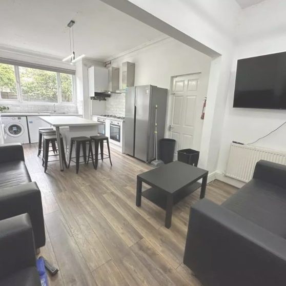 6 Bed Terraced House, Margery Park Road, E7 - Photo 1