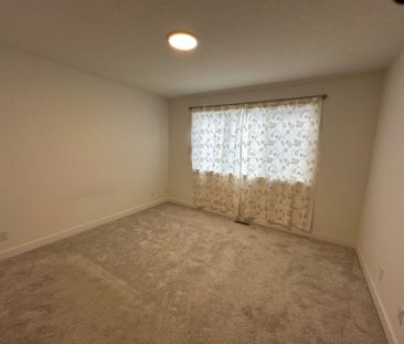 Modern 3 Bed, 2.5 Bath Townhouse in Sylvan Lake - Photo 3