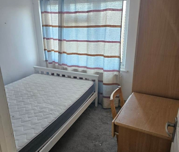 3 bedroom flat to rent - Photo 2