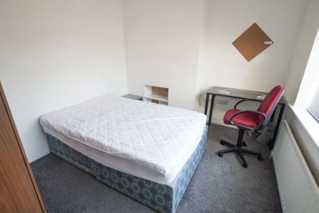 To Rent Ensbury Avenue, Ensbury Park, Bournemouth, BH10 £3,300 pcm Tenancy Info - Photo 4