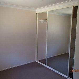 Single level home with 3 bedrooms - Photo 2
