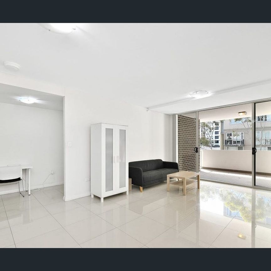 Two bedroom plus Study (can be used as 3 bedroom) in the heart of Mascot - Photo 1