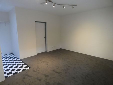 Light-Filled Ground Floor Apartment in Prime Ashfield Location - Photo 4