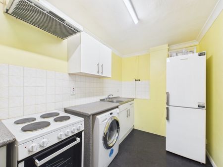 Windsor Drive, High Wycombe, Buckinghamshire,HP13 - Photo 5