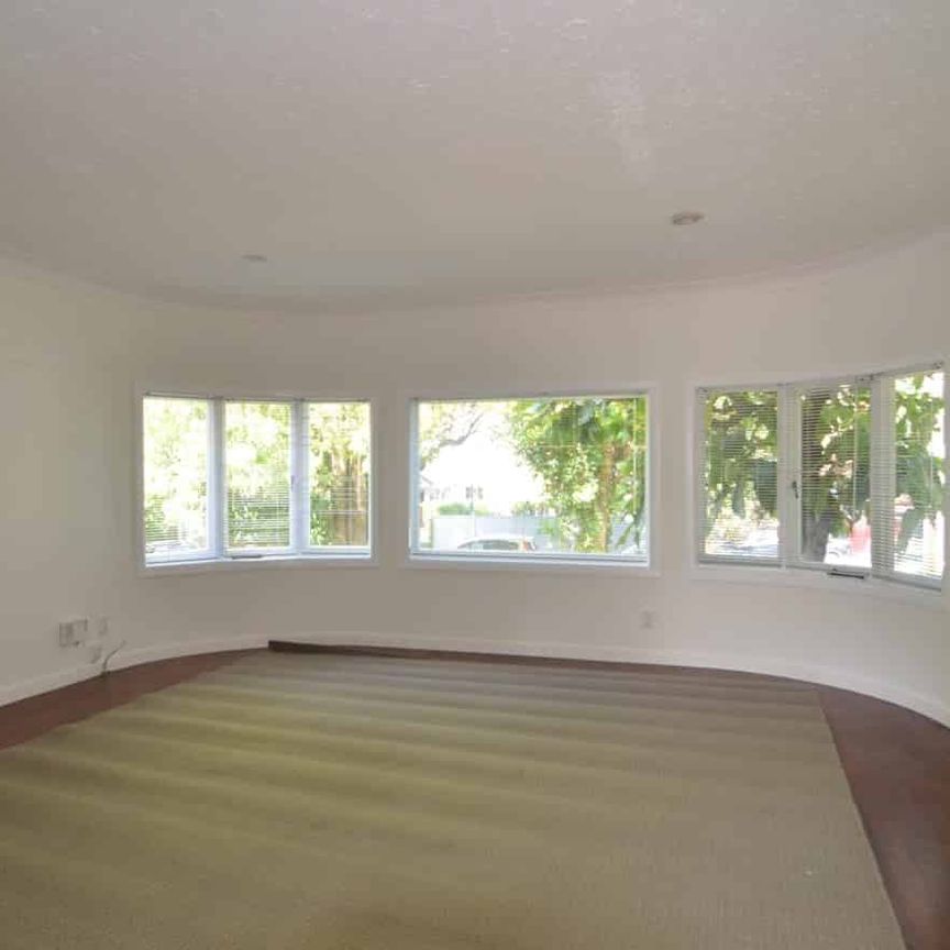 Art Deco Bungalow – 2 Double Bedrooms + Flex Room - Photo 1