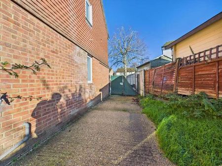 Crookham Close, Tadley, RG26 - Photo 4