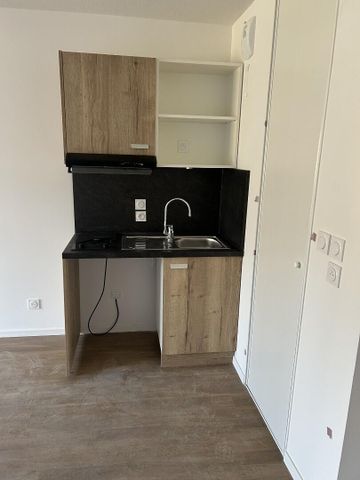 location Appartement T2 DE 40.38m² À RILLIEUX LA PAPE - Photo 3