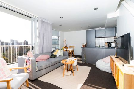 Sunny Furnished Apartment with 2 Carparks - Photo 4
