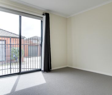 Modern unit, close to everything! - Photo 3