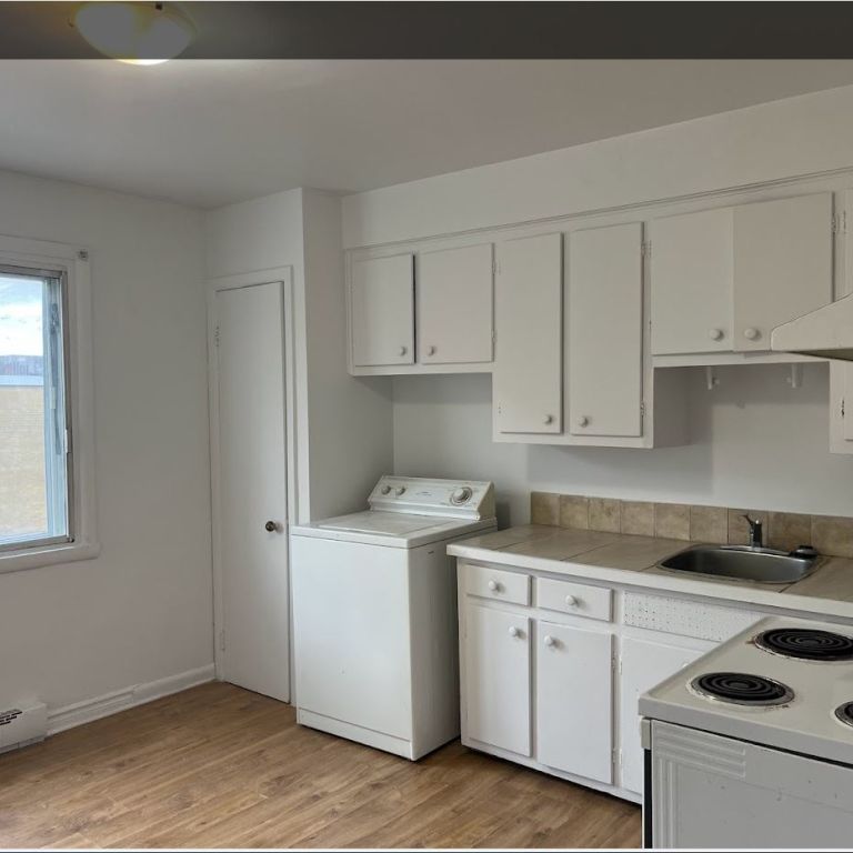 Beau 4 1/2 Face Parc Et Proximité Métro! - Photo 1