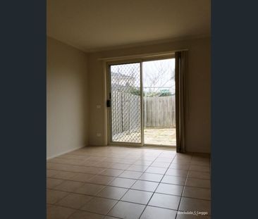 IDEAL LOCATION CLOSE TO SCHOOLS & PUBLIC TRANSPORT - Photo 4