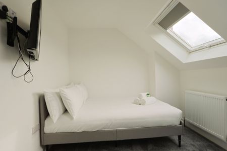 7 Bedroom Home – Medium Let - Photo 5