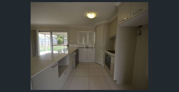 Spacious 4-Bedroom Family Home! - Photo 1