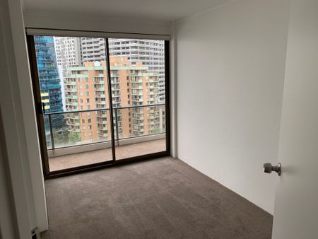 TOP FLOOR REFRESHED 2 BEDROOM APARTMENT WITH PARKING - Photo 5