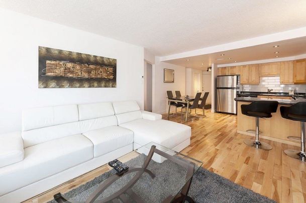 Spacieux appartement de deux chambres entièrement meublé,situé au cœur du centre-ville de Montréal - Photo 1